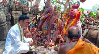 ওড়গোন্দার বাবা ভৈরব থানে পুজো দিয়ে এলাকায় প্রচার শুরু করলেন বিজেপি প্রার্থী চিকিৎসক প্রণত টুডু